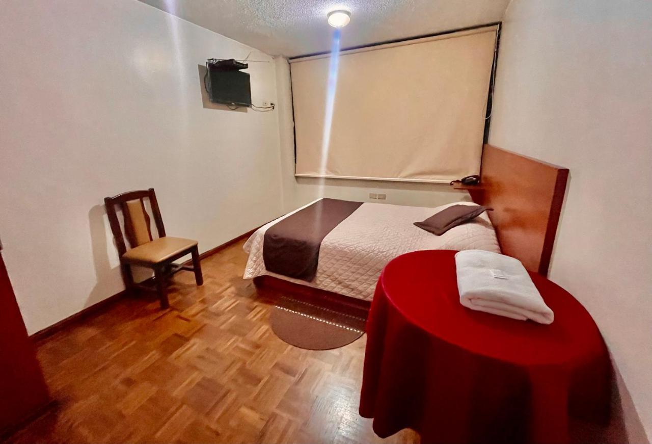 Hotel Bacastell Quito Esterno foto