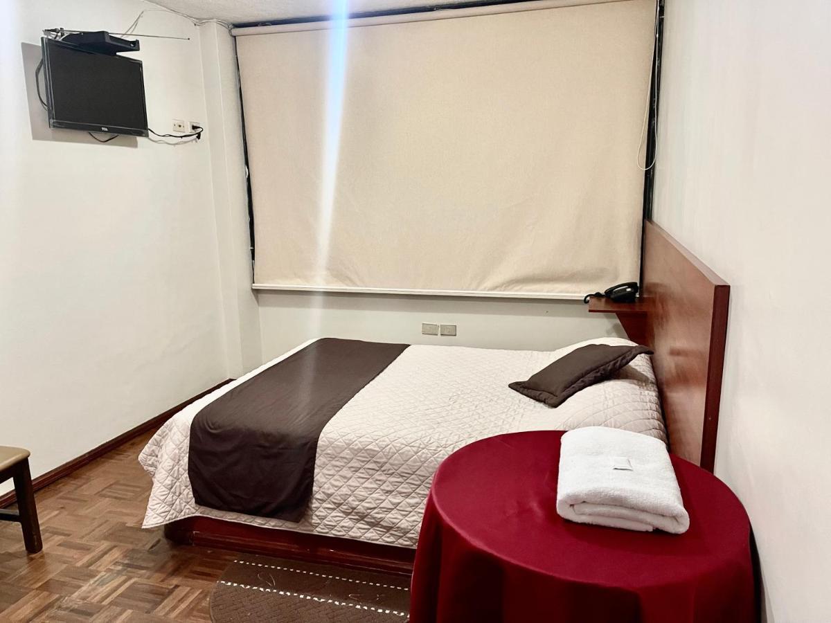 Hotel Bacastell Quito Esterno foto
