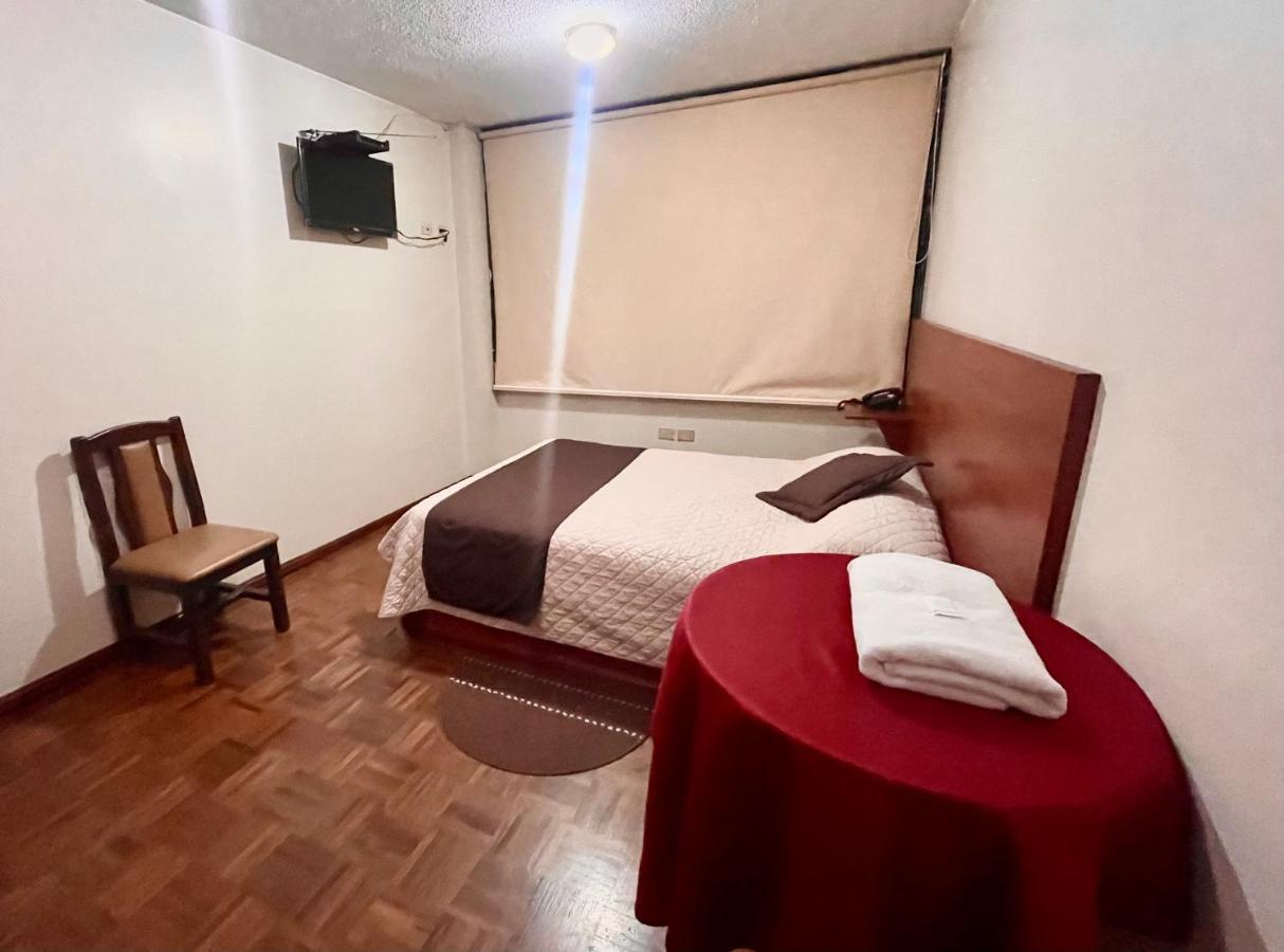 Hotel Bacastell Quito Esterno foto