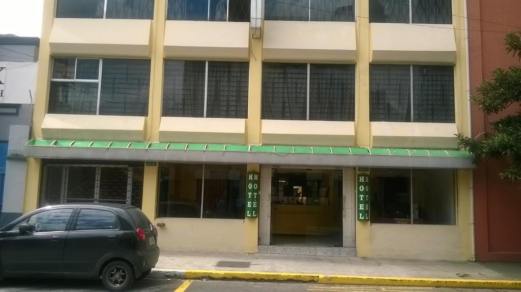 Hotel Bacastell Quito Esterno foto