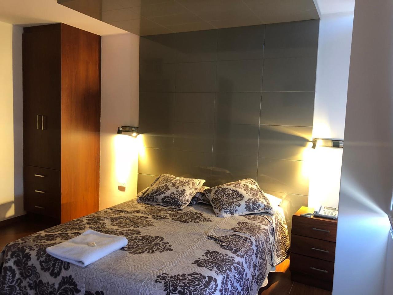 Hotel Bacastell Quito Esterno foto